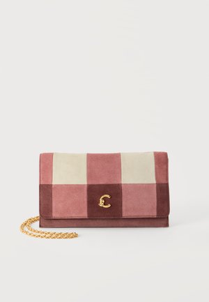 Pochette rettangolare in camoscio con motivo a quadri rosa, bordeaux e crema, chiusura con logo dorato "C" e tracolla a catena dorata su sfondo bianco.