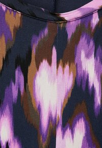 Strukturierter Stoff in einem abstrakten Muster aus Schwarz, Lila, Pink und Braun; zeichnet sich durch ein glattes, leichtes Material und einen subtilen Glanz aus.