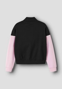 Czarna bluza z długimi rękawami. Różowe akcenty na rękawach, ściągacze i dolna krawędź w rib. Prosty design, miękka tekstura i jednolite bloki kolorów.
