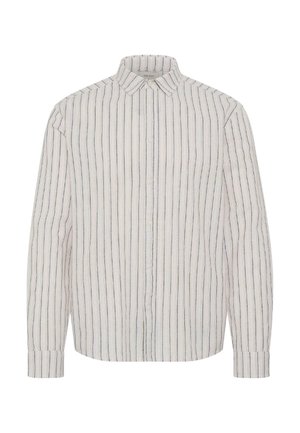 Chemise blanche à manches longues avec boutons, rayures verticales fines bleu marine et col classique, présentée sur un fond uni.