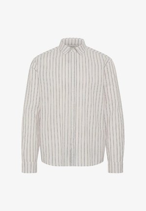 Hvit skjorte med lange ermer og knapper, med tynne, vertikale marineblå striper og klassisk krage, vist på ensfarget bakgrunn.