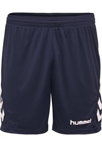 Granatowe spodenki sportowe z elastyczną talią, białe paski w kształcie szewronu po bokach oraz logo „hummel” na lewym brzegu nogawki.