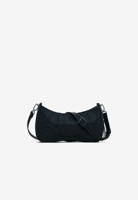 Borsa a tracolla nera con texture ondulata, cinturino regolabile e dettagli in metallo argentato. Realizzata in materiale resistente, con un design elegante.