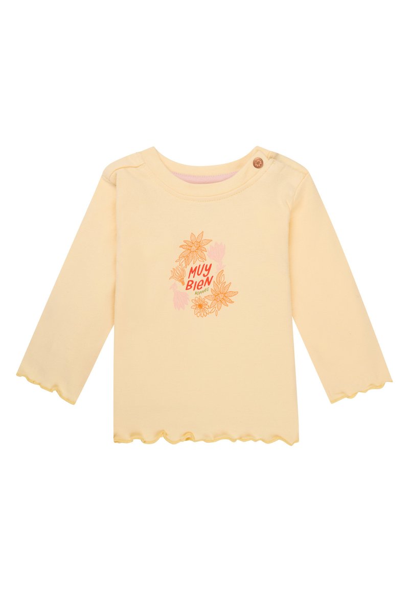 Langsleeve gele top van zacht materiaal met een gegolfde zoom, een ronde halslijn en een floral "Muy Bien" opdruk in oranje. Eén schouderknop.