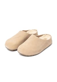 Zapatillas de ante beige con un interior suave y texturizado, diseño sin espalda y suela de goma. Acabado liso y forma sencilla y redondeada.