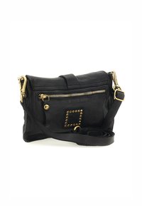 Borsa in pelle nera con forma rettangolare, chiusura con zip, accessori in oro e borchie decorative disposte in un motivo quadrato.