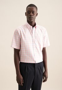 Camicia a maniche corte a quadri con quadrati rosa e azzurri chiari, colletto con bottoni e taschino sul petto. Realizzata in tessuto leggero.