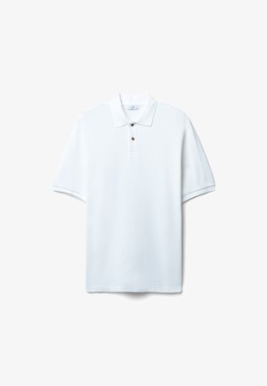 Weißes Poloshirt aus strukturierter Baumwolle mit flachem Kragen, drei braunen Knöpfen am Ausschnitt und kurzen Ärmeln.