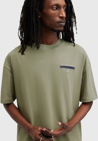 AllSaints REDACT CREW - T-shirts med print - eden green