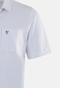 Biała koszulka polo z krótkim rękawem, wykonana z bawełny o strukturalnym wykończeniu, z kieszenią na piersi i niebieskim haftowanym logo.