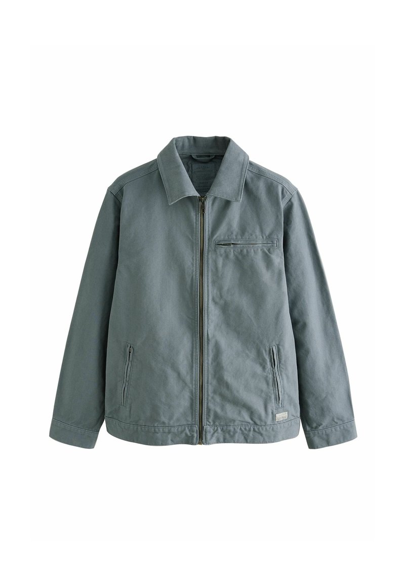 Veste zippée gris clair avec col, poches latérales et une poche poitrine. Tissu lisse, coupe décontractée, design minimaliste.