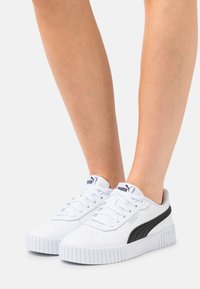 Puma - CARINA 2.0 - Sneakers - white/black/silver Miniatyrbild 1