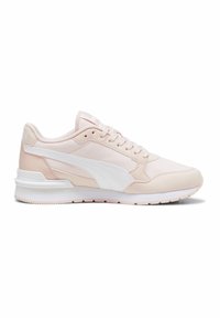 Scarpe sportive rosa chiaro con accenti bianchi, caratterizzate da una tomaia in tessuto morbido, chiusura con lacci, collare imbottito e suola in gomma texturizzata.