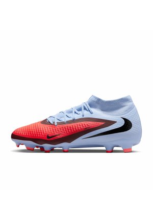 Détails en bleu clair et rouge de chaussures de soccer Nike avec un swoosh noir, une tige texturée, un col de cheville en forme de chaussette et des crampons moulés avec des pointes rouges.