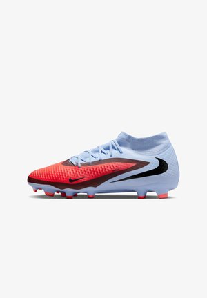 Chuteira de futebol Nike azul claro e vermelha com swoosh preto, parte superior texturizada, colarinho tipo meia e cravos moldados com ponta vermelha.