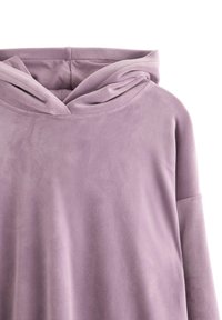 Lila Kapuzenpullover aus weichem Material, mit einem lockeren Design, langen Ärmeln und einem einzigartigen gefalteten Kragen.