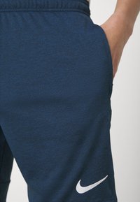 Nike Performance ACADEMY SHORT - Pantalón corto de deporte - court blue/white