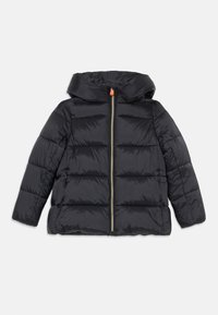 Zwarte pufferjack met een capuchon, voorzien van een rits aan de voorkant met oranje accent, geborduurd design en lange mouwen. Gladde, glanzende textuur.