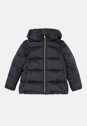 Melna pūkaina jaka ar kapuci, ar priekšējo rāvējslēdzēju ar oranžiem akcentiem, quilted dizains un garām piedurknēm. Gluda, spīdīga tekstūra.