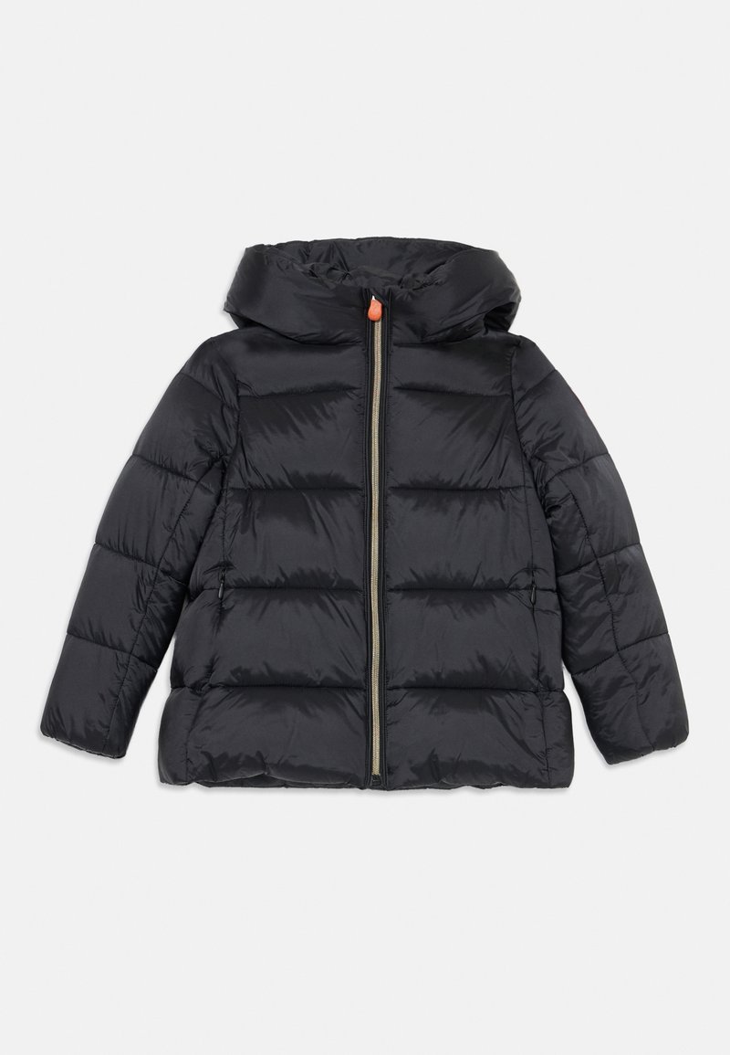 Zwarte pufferjack met een capuchon, voorzien van een rits aan de voorkant met oranje accent, geborduurd design en lange mouwen. Gladde, glanzende textuur.