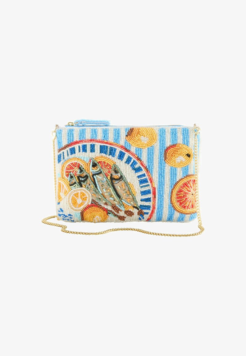 Kabelka do ruky s korálkovým motivem tří ryb, plátků citrusů a modro-bílého pruhovaného pozadí, se zlatým řetízkovým popruhem.