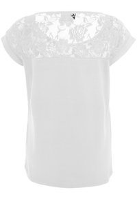 Blusa blanca con un yugo de encaje floral y mangas cortas, con un corte holgado y un escote redondo. Textura suave.