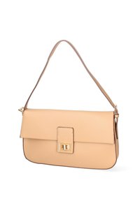 Borsa in pelle beige con chiusura a patta, metalleria dorata e una sola maniglia a spalla. Texture liscia e forma rettangolare.