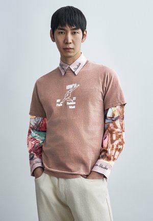 TEE - Potiskana majica - brown