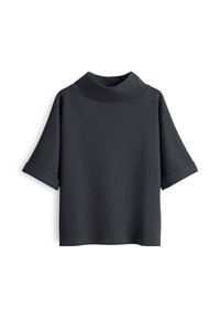 Top nero a maniche corte con vestibilità ampia, colletto alto ripiegato e maniche con risvolto, esposto su uno sfondo bianco.