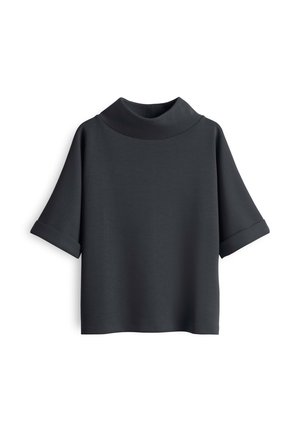 Zwart kort mouwen top met een losse pasvorm, hoge opgerolde kraag en opgerolde mouwen, weergegeven op een witte achtergrond.