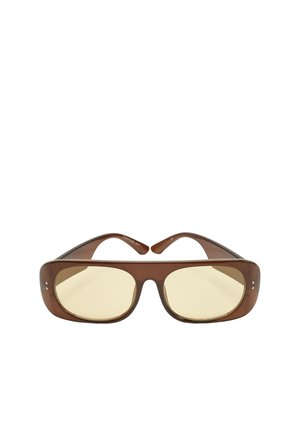 Brązowe prostokątne okulary przeciwsłoneczne z szerokimi oprawkami i lekko przyciemnionymi soczewkami w odcieniu żółtym, przedstawione z przodu na białym tle.