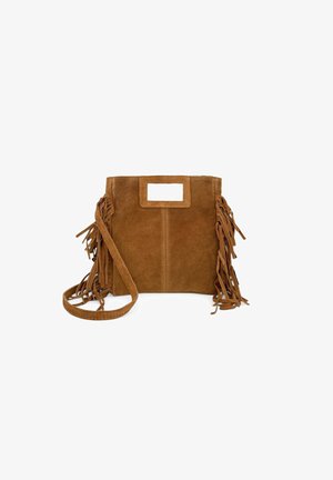 Sac à main en daim marron avec des accents à franges, une anse découpée rectangulaire et une bandoulière amovible. Texture lisse et design minimaliste.