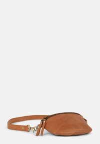 Bruine leren clutch met een ronde vorm, ritssluiting en verstelbare band. Heeft twee ritslussen en minimale branding op het oppervlak.