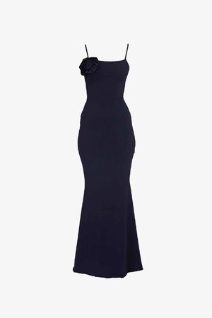 Tumed sinine, vormitud kleit merineitsi siluetiga, millel on üks õlavarre rihm ja dekoratiivne lilledetail kaeluses.