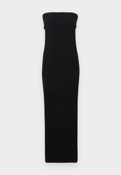 Melna, bezsānu, grīdas garuma kleita ar ciešu piegriezumu. Izgatavota no gludas auduma ar vienkrāsainu rakstu un bez redzamām detaļām vai rotājumiem.