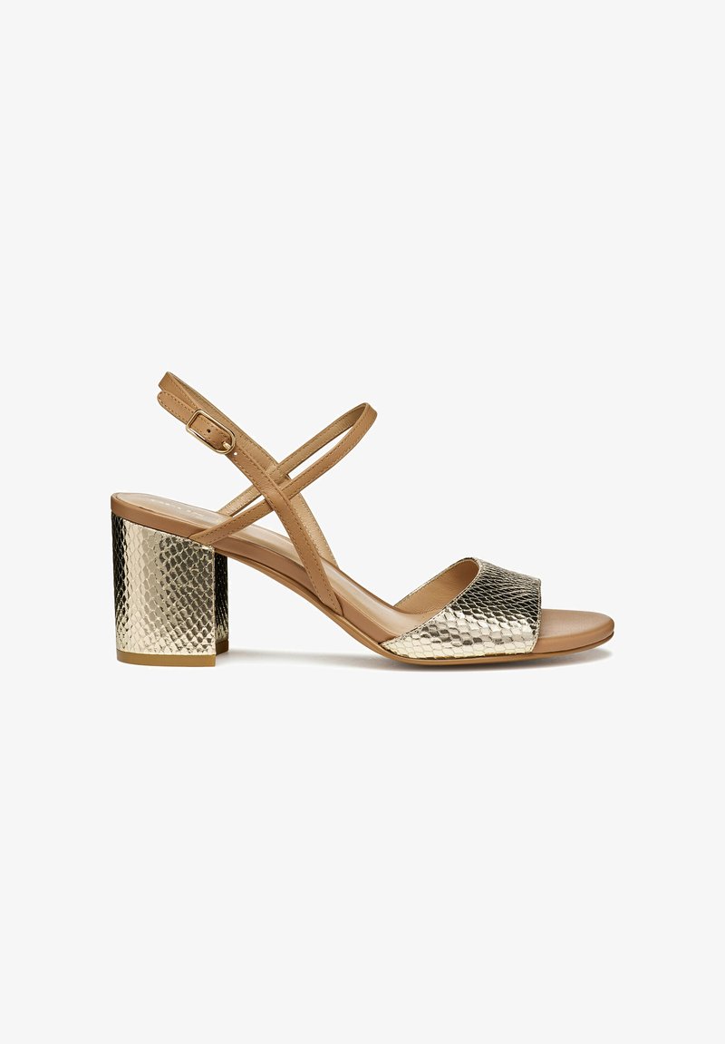 Sandales en cuir texturé doré avec un talon bloc épais, design à bout ouvert et brides croisées à la cheville. Semelle intérieure lisse de couleur marron clair.