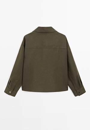 Tmavě olivově zelená bunda s dlouhým rukávem, širokými manžetami, záševkem na zádech a volným střihem, zobrazena zezadu na bílém pozadí.