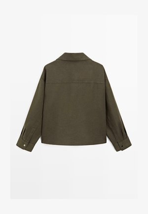 Tmavě olivově zelená bunda s dlouhým rukávem, širokými manžetami, záševkem na zádech a volným střihem, zobrazena zezadu na bílém pozadí.