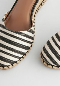 Next FOREVER COMFORT CLOSED TOE -REGULAR FIT - Obuv s klinovým podpätkom - black white stripe