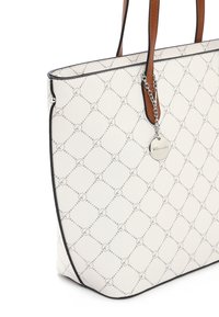 Borsa a tracolla bianca realizzata in materiale testurizzato con un motivo geometrico, manici in pelle marrone e un ciondolo con logo argentato attaccato.