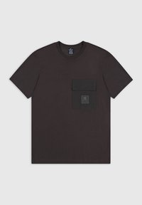 Camiseta de manga corta negra hecha de algodón, con un bolsillo frontal. Presenta un logo en el bolsillo y un cuello redondo clásico.