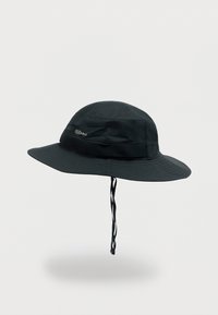 Μαύρο καπέλο τύπου bucket που μπορεί να συσκευαστεί, κατασκευασμένο από ελαφρύ υλικό με φαρδύ γείσο, ρυθμιζόμενο κορδόνι και υφασμάτινη ταινία γύρω από το επάνω μέρος.