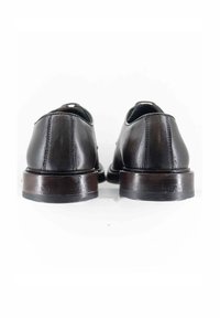 Scarpe stringate in pelle nera con una superficie liscia, punta rotonda e suola in legno scuro. Presentano cuciture minime e un design classico.
