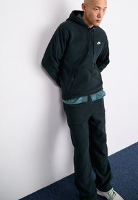 Nike Sportswear CLUB WINTERIZED PANT - Trainingsbroek - black/white