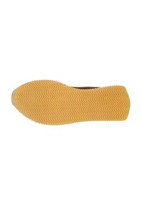 Suola in gomma con una texture ondulata, con una parte superiore marrone. La suola è di un giallo chiaro, garantendo aderenza e durata.
