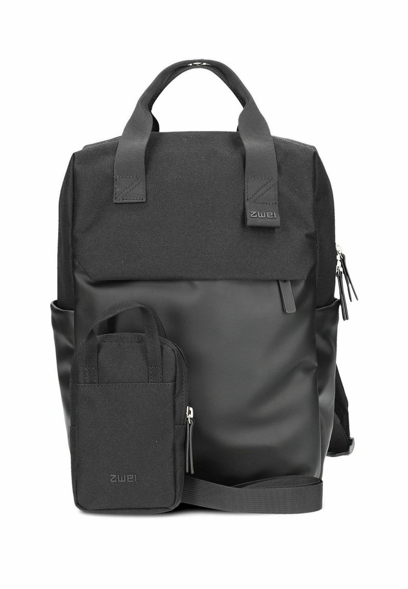 Zaino bicolore nero con manici superiori, tasca frontale con zip e pochette piccola staccabile con manici e tracolla.