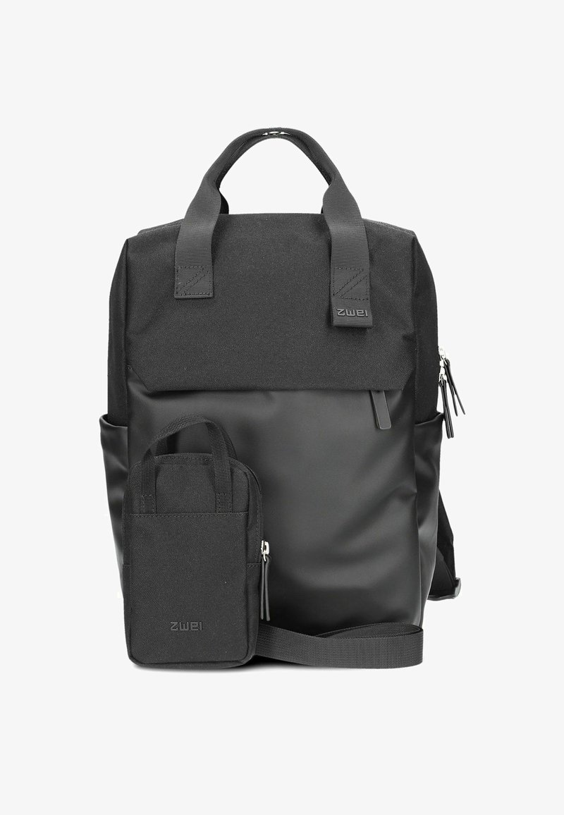 Zaino bicolore nero con manici superiori, tasca frontale con zip e pochette piccola staccabile con manici e tracolla.