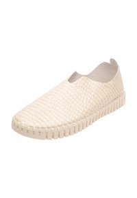 Zapatos tipo slip-on hechos de un material texturizado de color crema con un patrón de reptil. Presentan una puntera redondeada y una suela gruesa y estriada.
