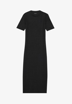 Juoda raukšlėta megzta suknelė trumpomis rankovėmis, apvalia iškirpte ir ilga, tiesia silueta. Pasižymi lygia audinio tekstūra ir minimalistišku dizainu.