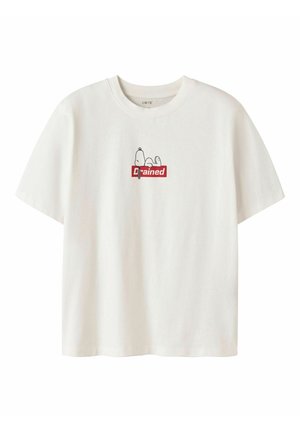 T-shirt blanc à manches courtes avec un petit dessin de Snoopy allongé au-dessus du mot « Drained » en lettres rouges sur la poitrine.